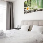 Old Town 5 Min Free Parking & Breakfast Balcony - Grey Harmony By Uniquerent Apartment