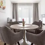 Old Town 5 Min Free Parking & Breakfast Balcony - Grey Harmony By Uniquerent