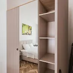 Old Town 5 Min Free Parking & Breakfast Balcony - Grey Harmony By Uniquerent Apartment *
