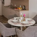Old Town 5 Min Free Parking & Breakfast Balcony - Grey Harmony By Uniquerent Apartment *